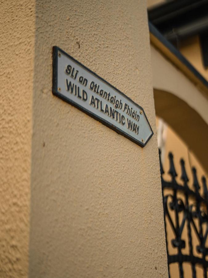 The Village Inn Bohola Esterno foto